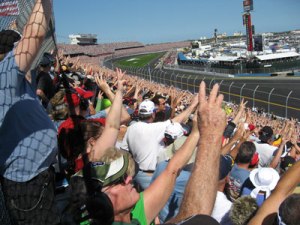 "Silence Lap #3". Il pubblico di Daytona omaggia così la memoria di Dale Earnhardt a dieci anni dalla scomparsa del pilota.