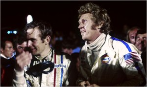 Peter Revson e Steve McQueen celebrano un emozionante secondo posto alla 12 ore di Sebring 1970. Per Steve McQueen questo resterà il miglior risultato ottenuto in carriera come pilota