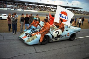 Pedro Rodriguez, Jackie Oliver ed i meccanici tutti a bordo della Porsche 917 vincitrice a Daytona nel 1971, una grande vittoria di squadra per la casa di Stoccarda