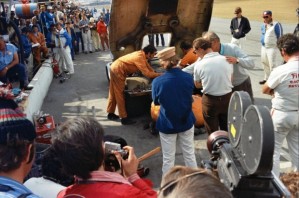 I meccanici del John Wyer Automotive impegnati nell'impresa di ricostruire la trasmissione della Porsche 917 #2 a tre ore dalle fine della 24 ore di Daytona 1971