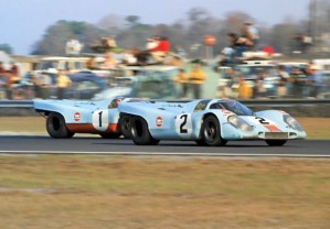 Le Porsche 917 di Siffert #1 e Rodriguez #2 all'inseguimento della Ferrari 512M del Team Penske-Sunoco durante le prime fasi della 24 ore di Daytona 1971
