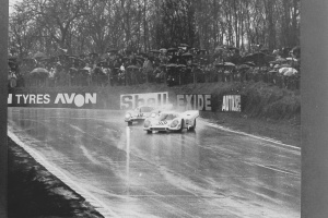 Brands Hatch 1970. Vic Elford e Pedro Rodriguez in controsterzo al volante delle loro Porsche 917