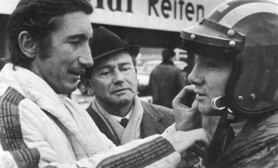 Nella foto Jo Siffert, Ferry Porsche e Pedro Rodriguez. Disposti a tutto in pista per vincere e grandi uomini fuori dall'abitacolo