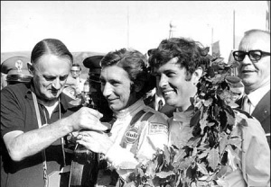 Nella da sinistra verso destra John Wyer, Jo Siffert e Brian Redman durante la premiazione della Targa Florio 1970